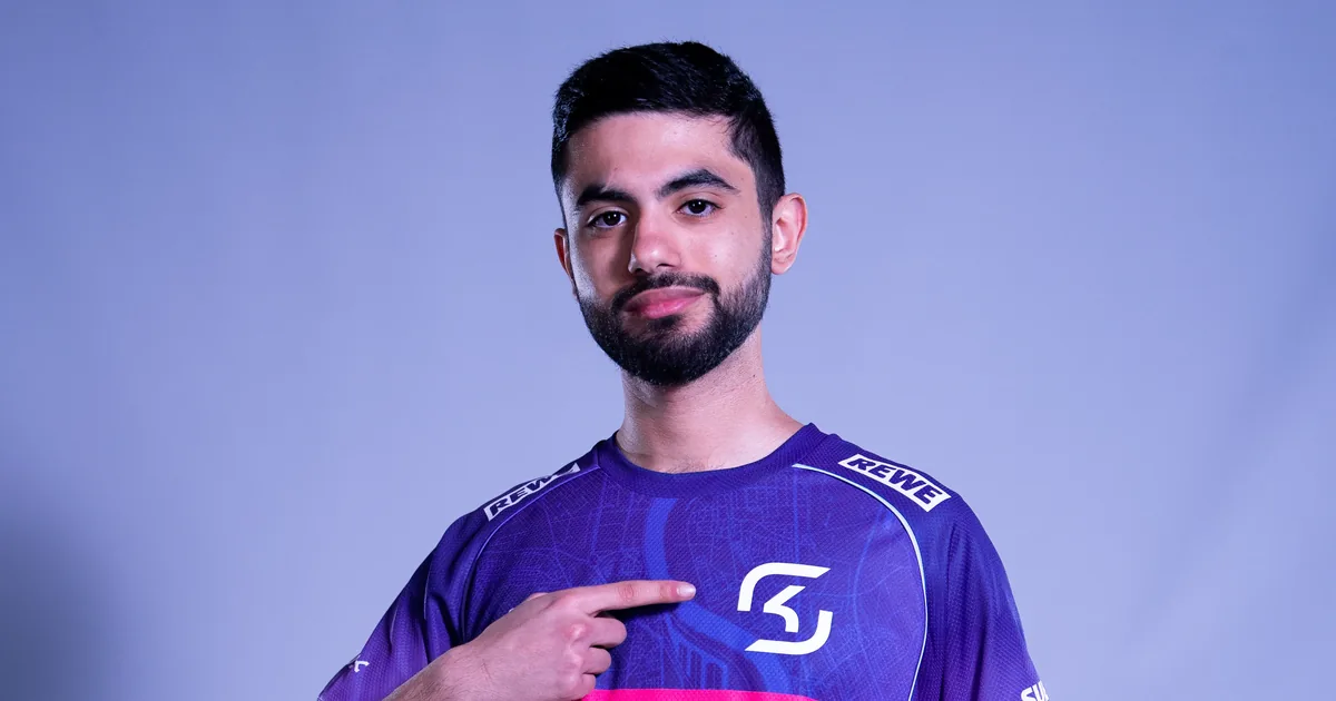 Cutter Ali wearing an SK Gaming jersey for a PL Prodigy creator interview
